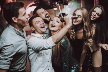 Soirée immersive à Paris avec jeux et karaoké entre amis
