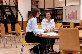 École de commerce et management : comment choisir une formation adaptée à ses ambitions ?