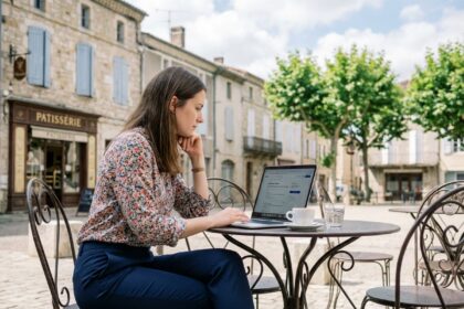 Jeune femme travaillant sur son ordinateur à Revel