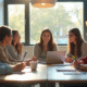 Groupe de jeunes adultes en formation dans une salle lumineuse