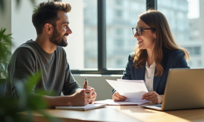Jeune entrepreneur interviewant un stagiaire dans un espace coworking lumineux