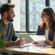 Jeune entrepreneur interviewant un stagiaire dans un espace coworking lumineux
