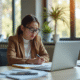 Jeune professionnel concentré au bureau lumineux