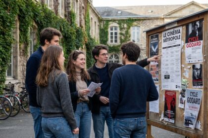Groupe d'étudiants français devant un panneau d'affichage universitaire