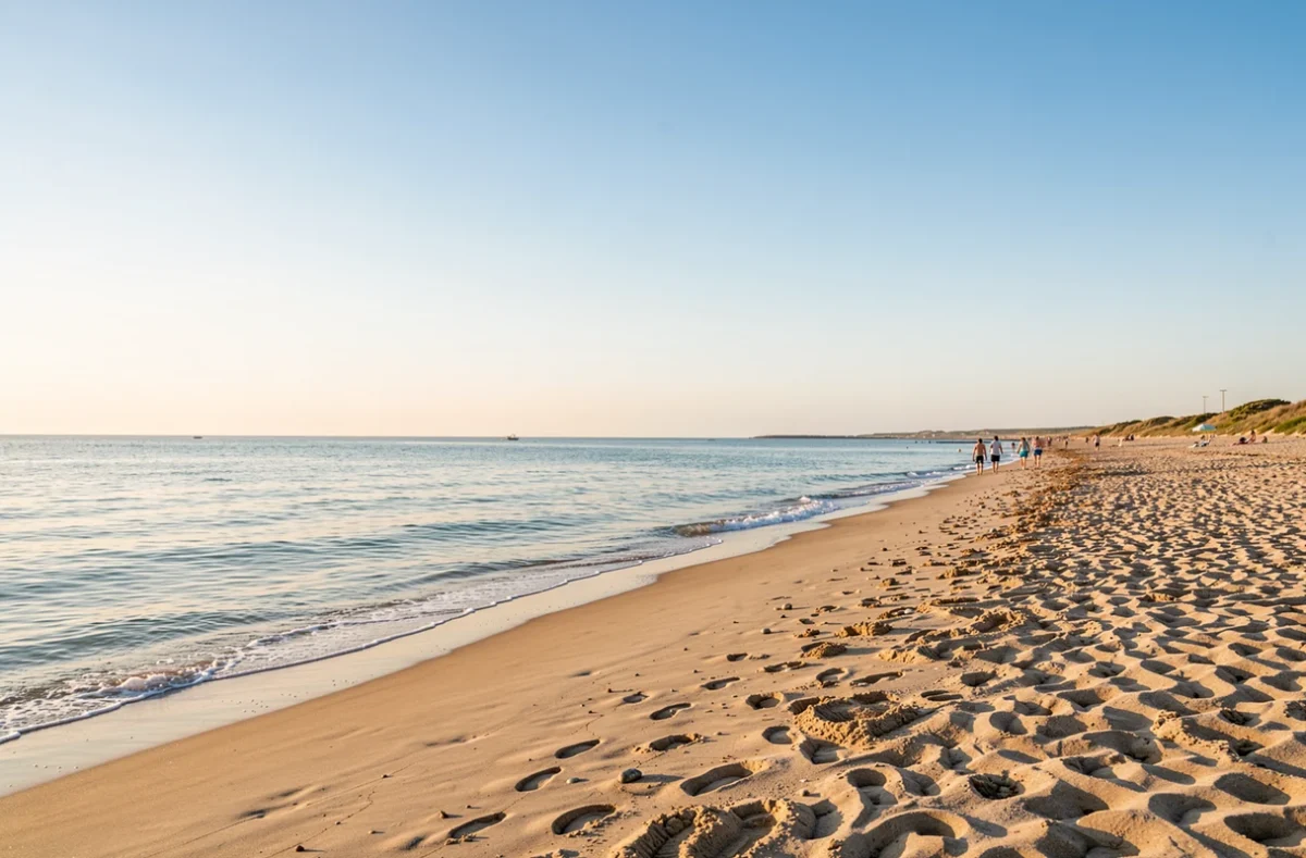 Plage peu fréquentée en début d'été au petit matin