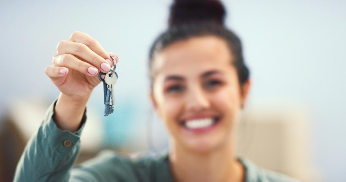 une étudiante détient dans sa main les clés de son futur logement